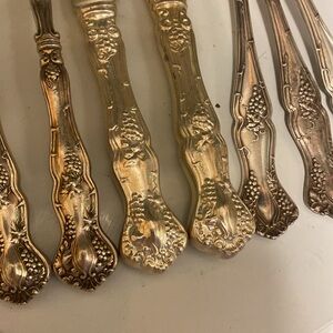 1847 Roger's Bros. 1904 16 Piece Berry Grape design XS triple plate